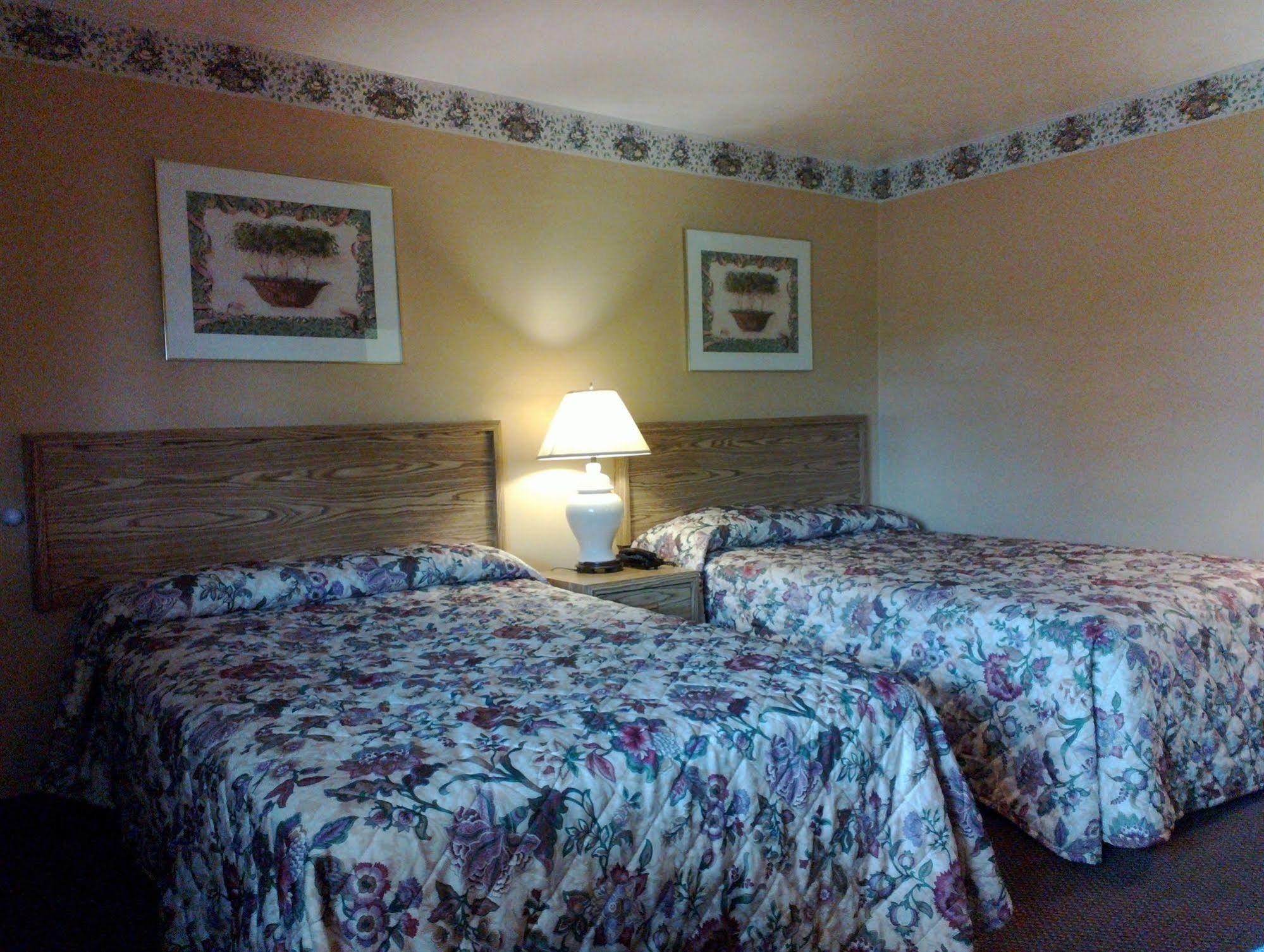 Colonial Inn Mercer-Grove City Екстер'єр фото