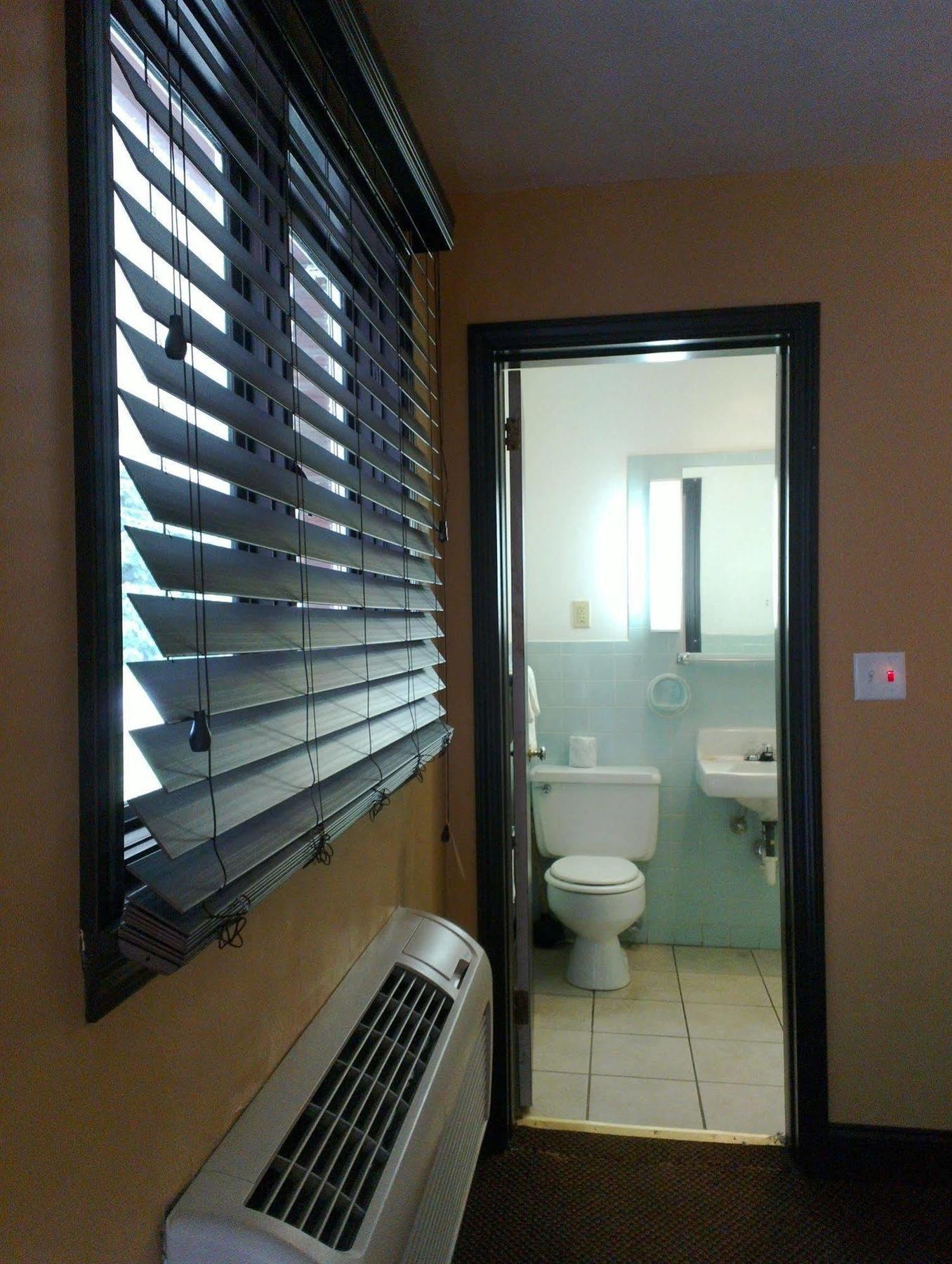 Colonial Inn Mercer-Grove City Екстер'єр фото