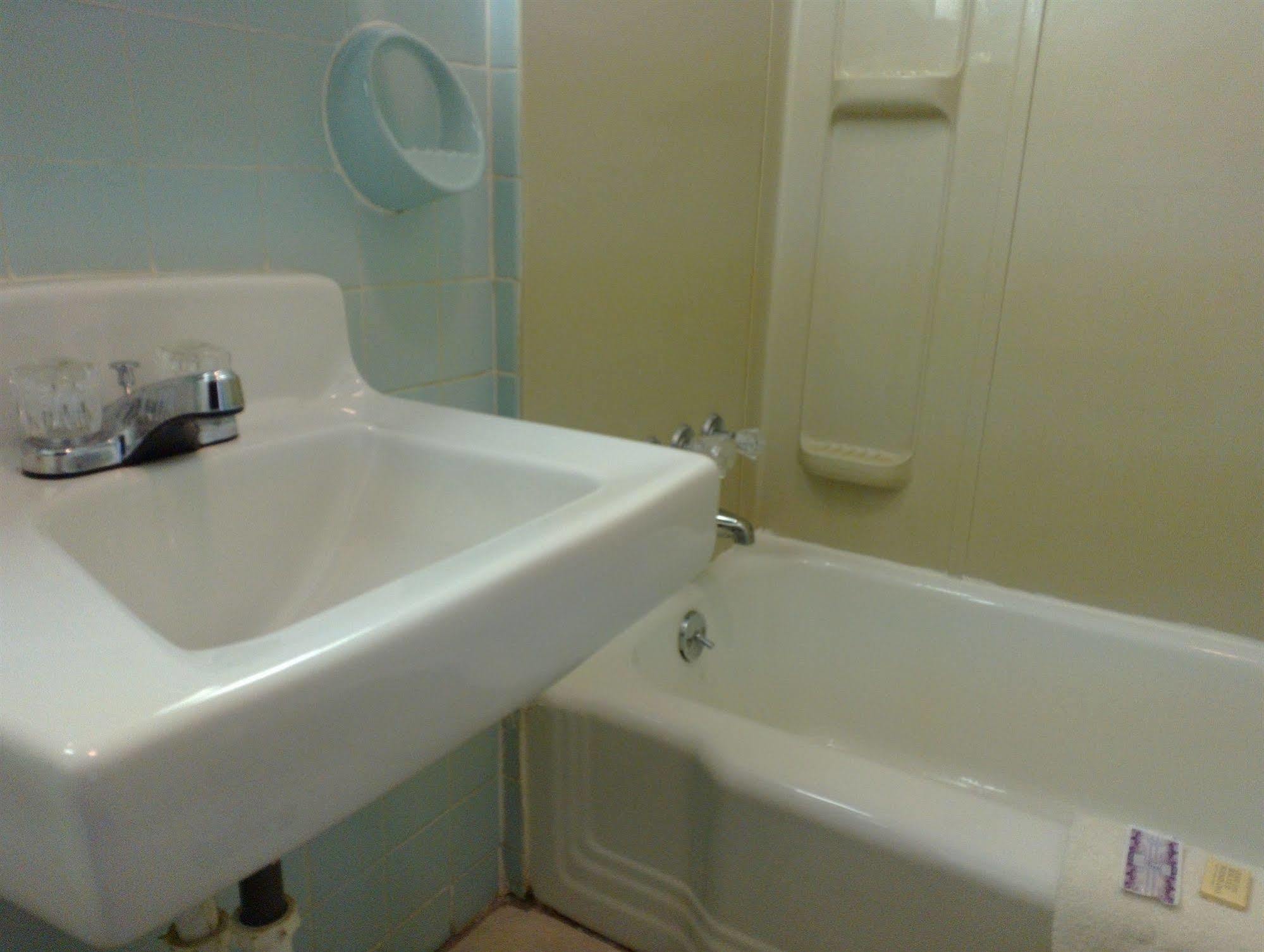 Colonial Inn Mercer-Grove City Екстер'єр фото