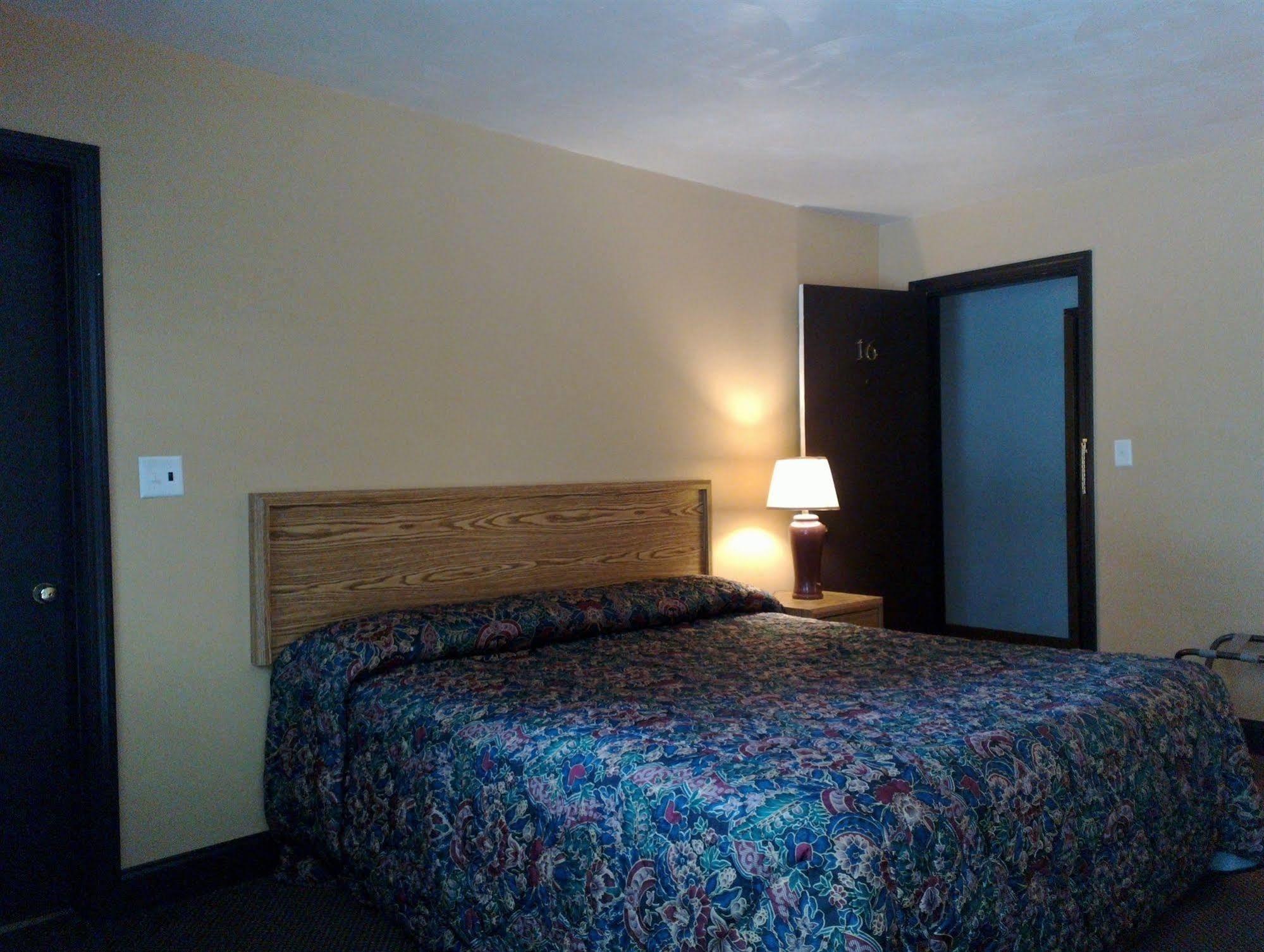Colonial Inn Mercer-Grove City Екстер'єр фото
