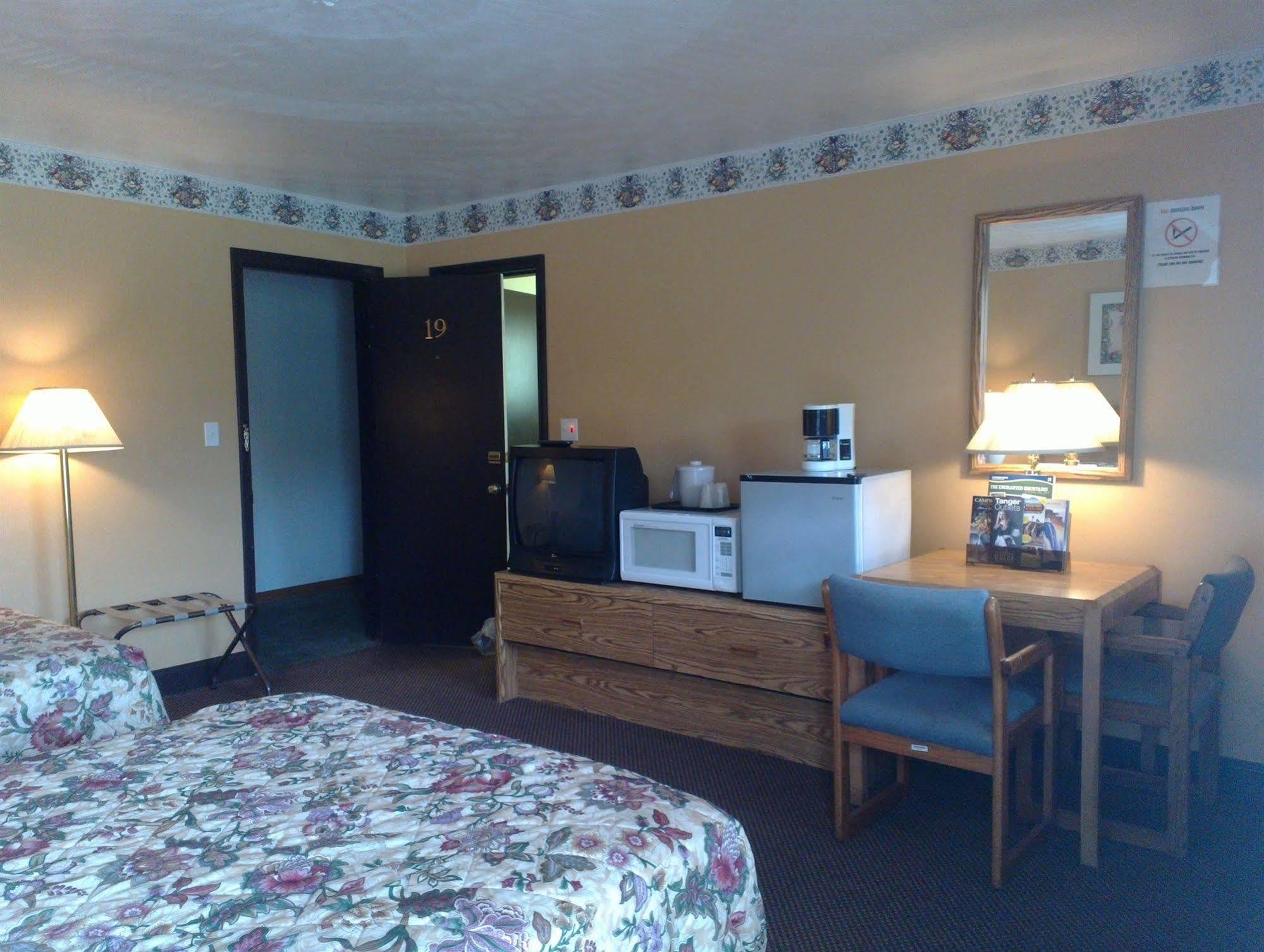 Colonial Inn Mercer-Grove City Екстер'єр фото