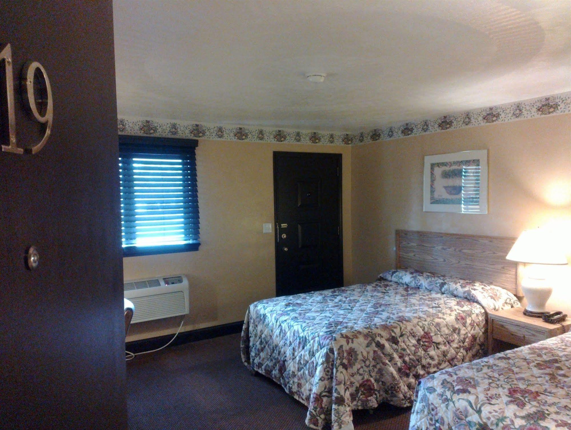 Colonial Inn Mercer-Grove City Екстер'єр фото