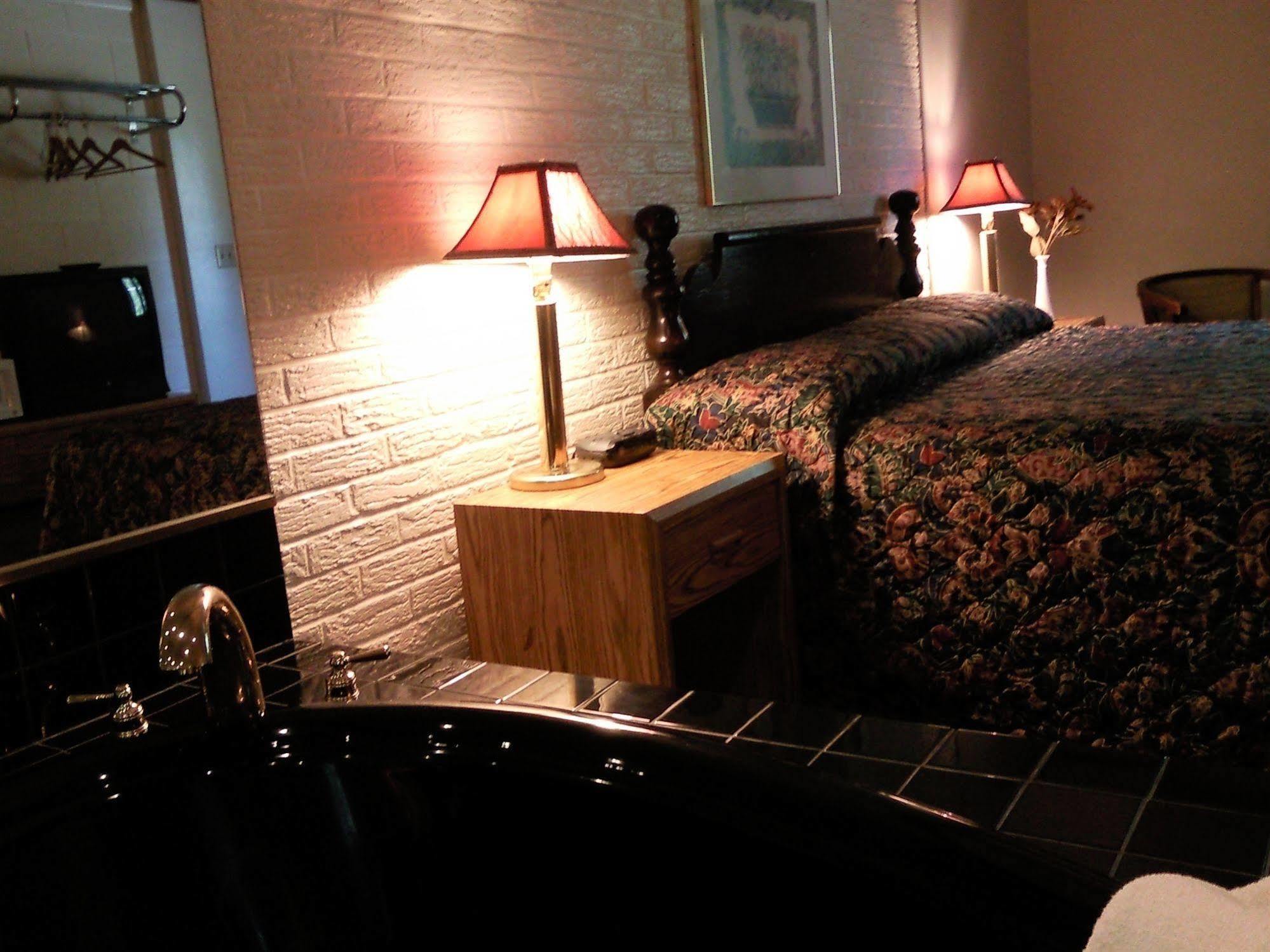 Colonial Inn Mercer-Grove City Номер фото
