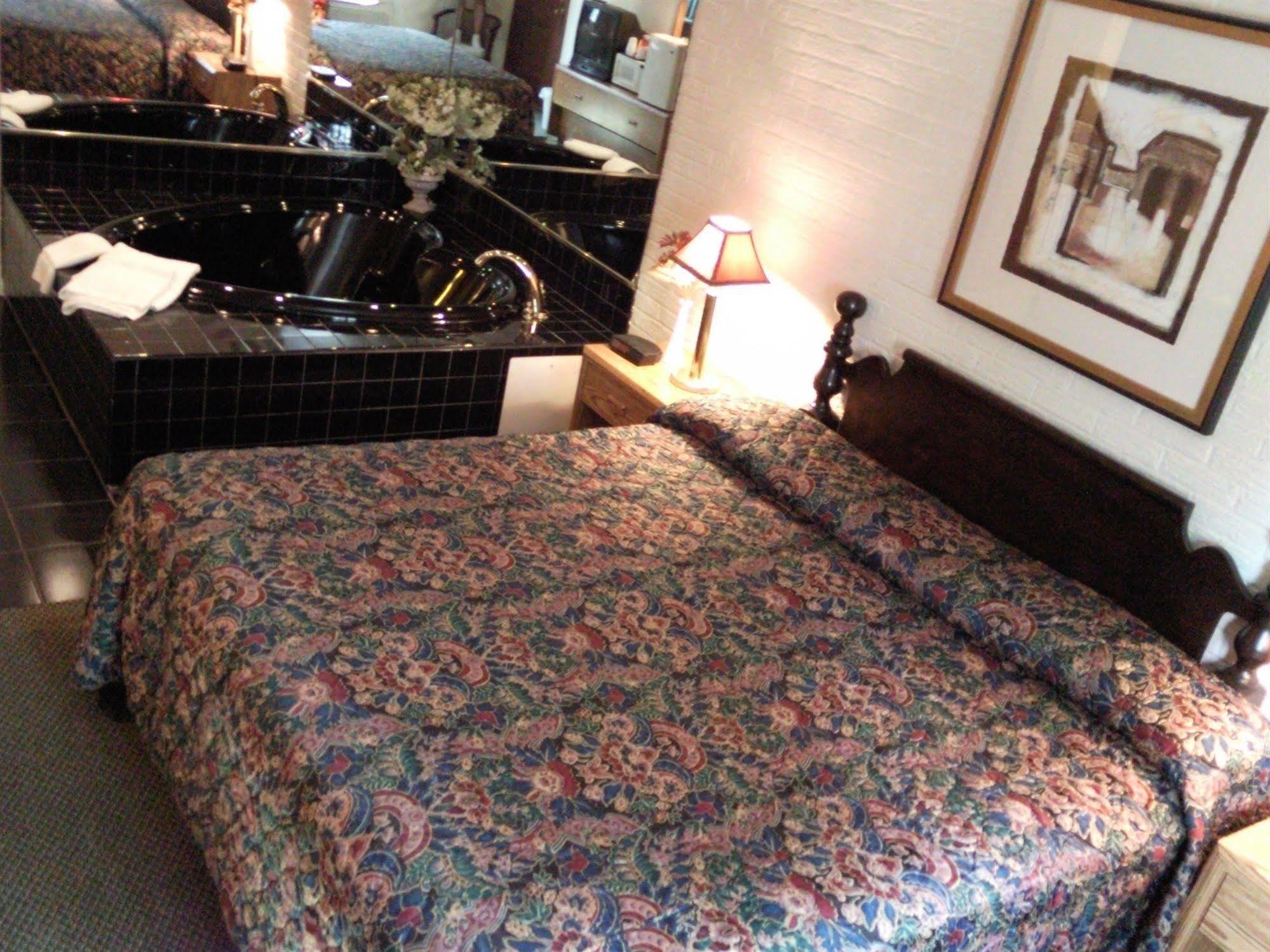 Colonial Inn Mercer-Grove City Екстер'єр фото