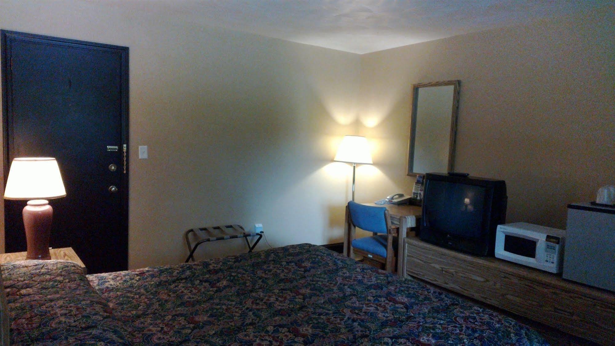 Colonial Inn Mercer-Grove City Екстер'єр фото
