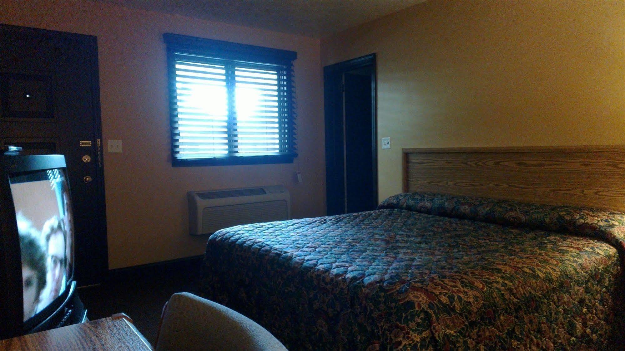 Colonial Inn Mercer-Grove City Екстер'єр фото