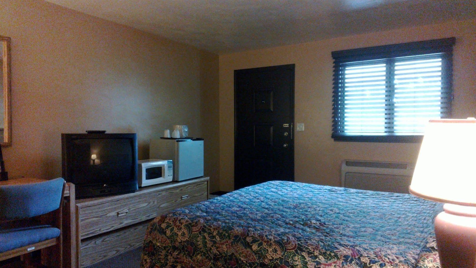 Colonial Inn Mercer-Grove City Екстер'єр фото