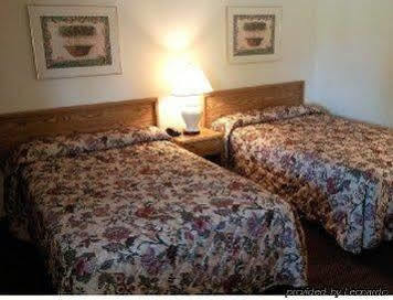 Colonial Inn Mercer-Grove City Екстер'єр фото