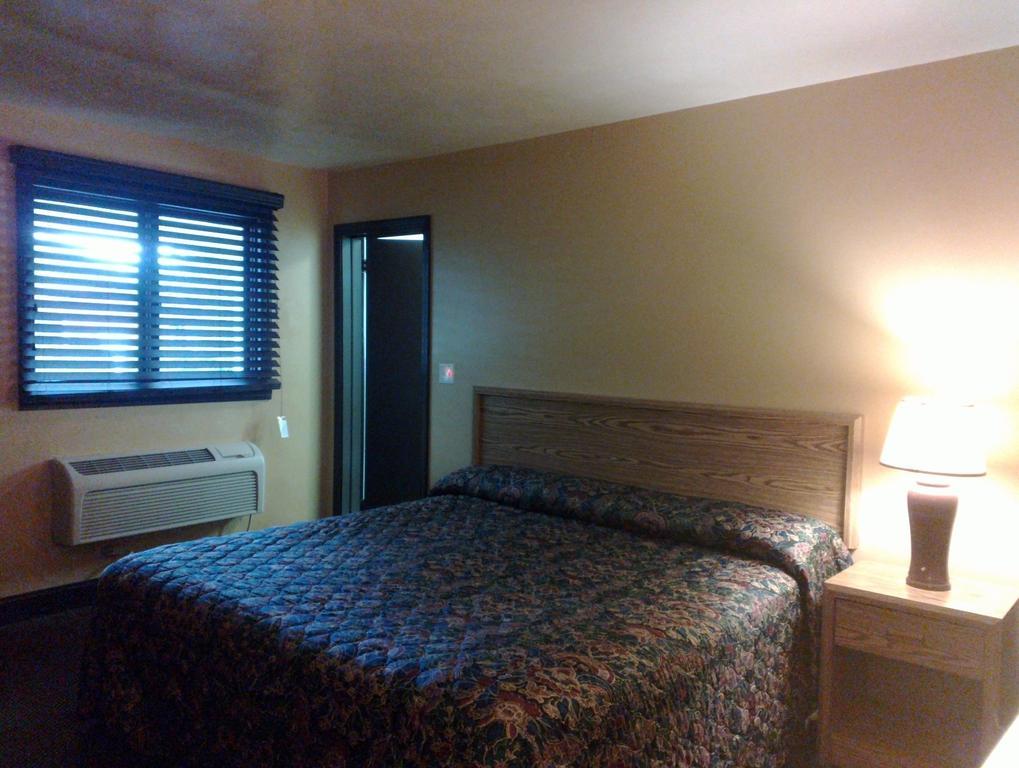 Colonial Inn Mercer-Grove City Екстер'єр фото